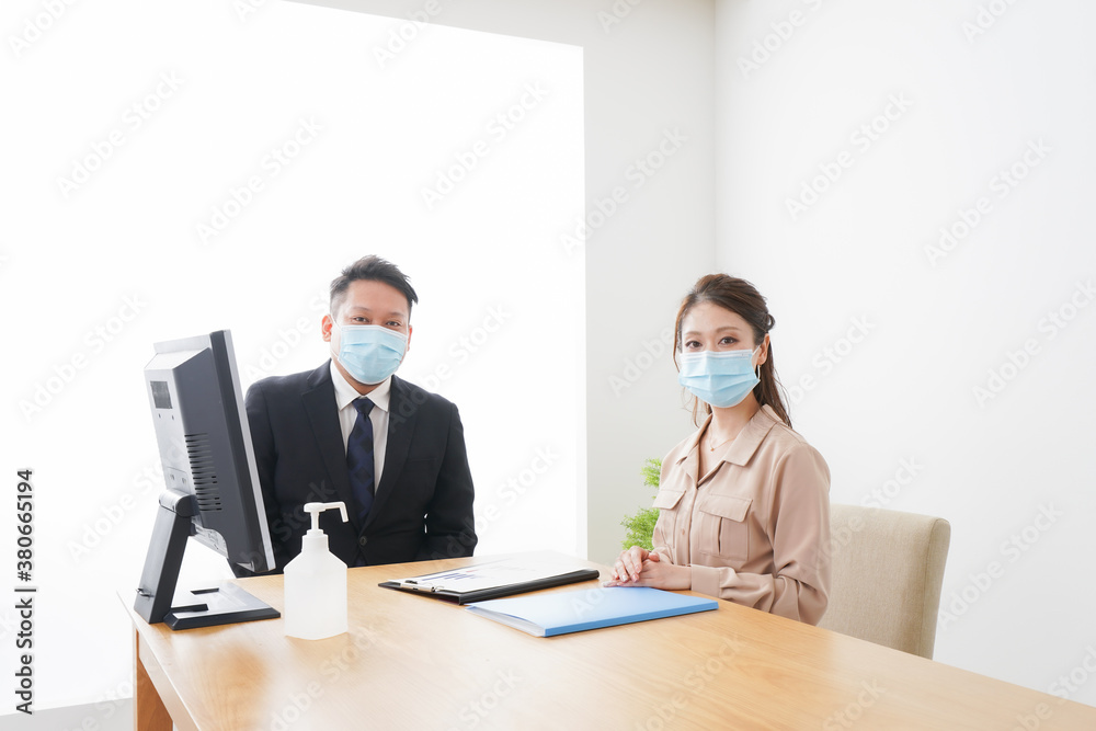 感染症対策をしてオフィスで働くビジネスパーソン 感染症対策をしてオフィスで働くビジネスパーソン