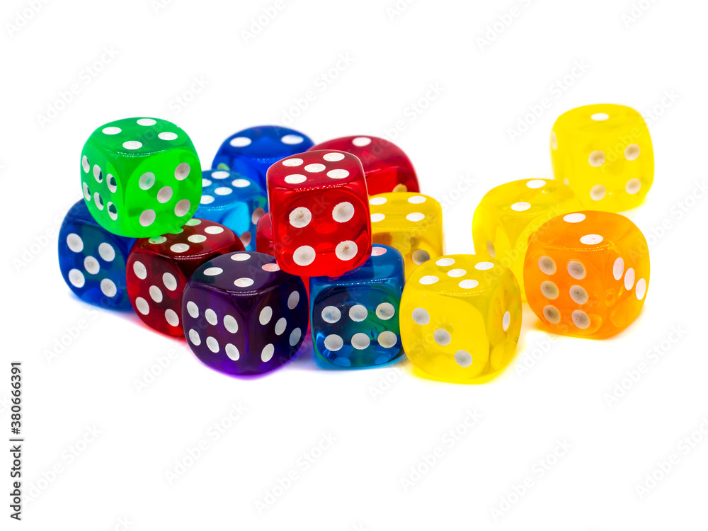 bunte Spielwürfel isoliert auf weißen Hintergrund bunte Spielwürfel isoliert auf weißen Hintergrund