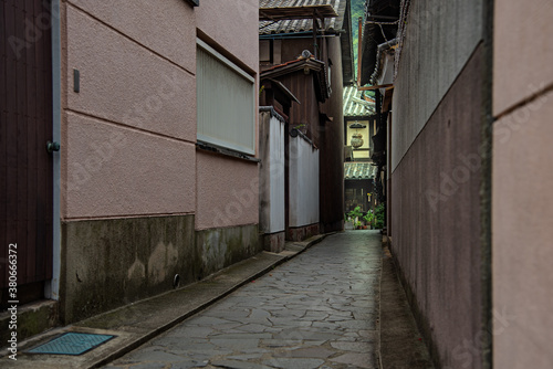 広島県・鞆の浦、古い板壁の道 