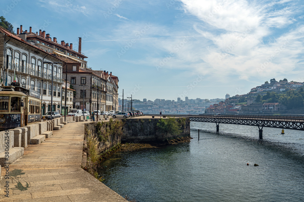 Porto, Portugal, historische Architektur in der Altstadt mit Eisenbahn Blick auf den Douro River.