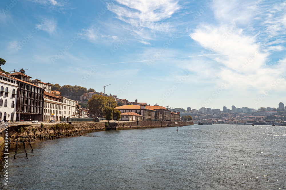 Porto, Portugal, historische Architektur in der Altstadt mit Blick auf den Douro River.