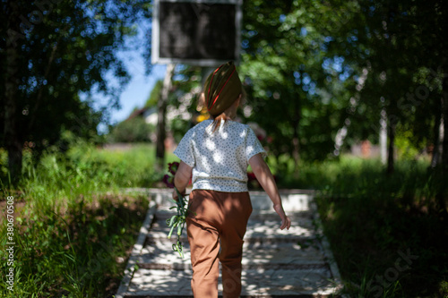 Fototapeta Naklejka Na Ścianę i Meble -  The child goes to the monument to the Second World War. 