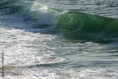 Grüne Welle am Strand