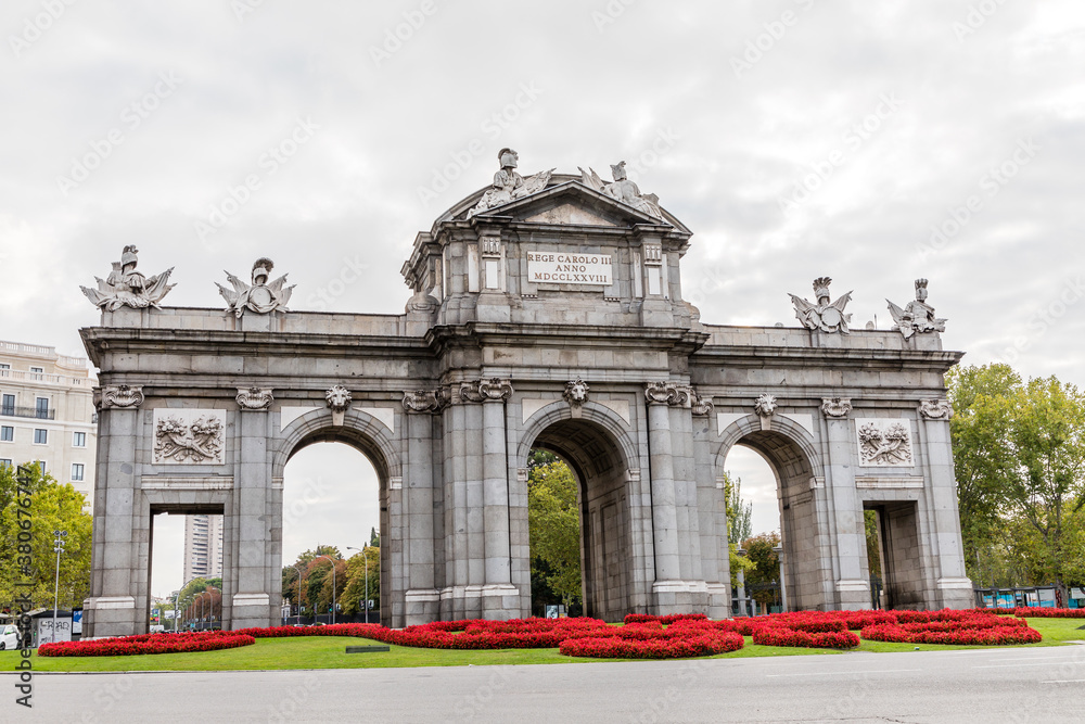 Fototapeta premium Puerta de Alcalá monument in the city of Madrid, Spain