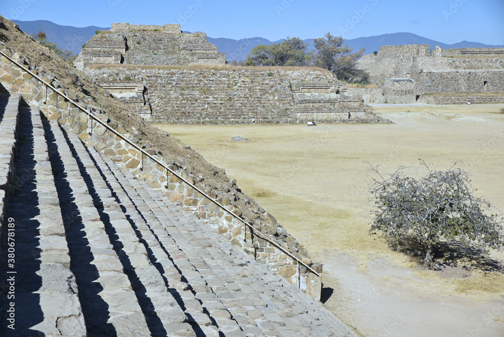 Ruines zapotèques de Monte Alban à Oaxaca, Mexique Stock Photo | Adobe ...