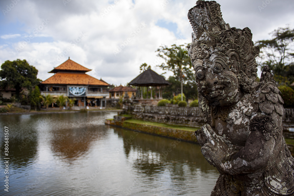 Obraz premium Statue on the river