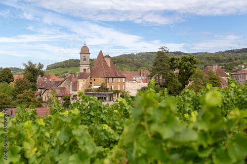 Fotografie Les vignes d'Arbois et l'église Saint-Just d'Arbois, dans le Jura, en Bourgogne