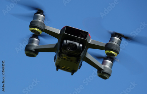 drone virage à gauche ciel bleu