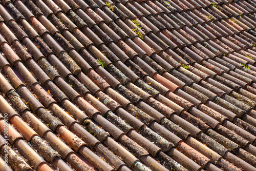 Dachschindeln auf eienm Dach in Südtirol