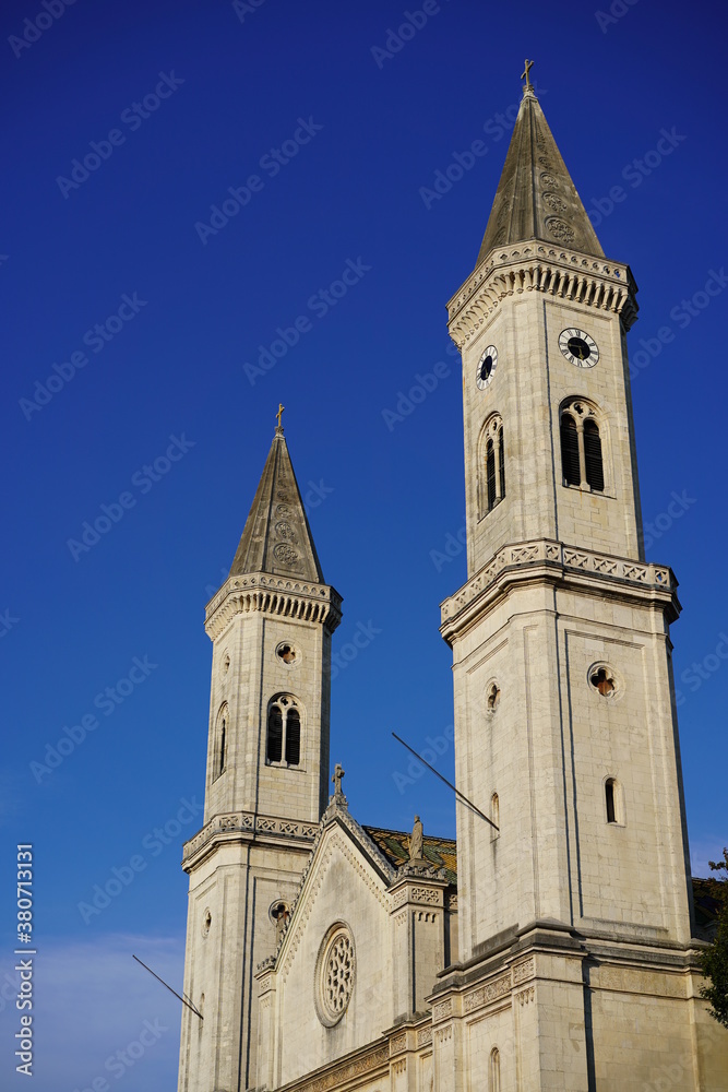 Die Kirche St. Ludwig in der Maxvorstadt von München bei Sonnenschein