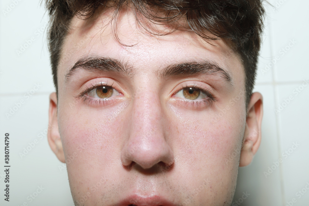 Obraz premium Mirada de chico caucásico a cámara de muy cerca