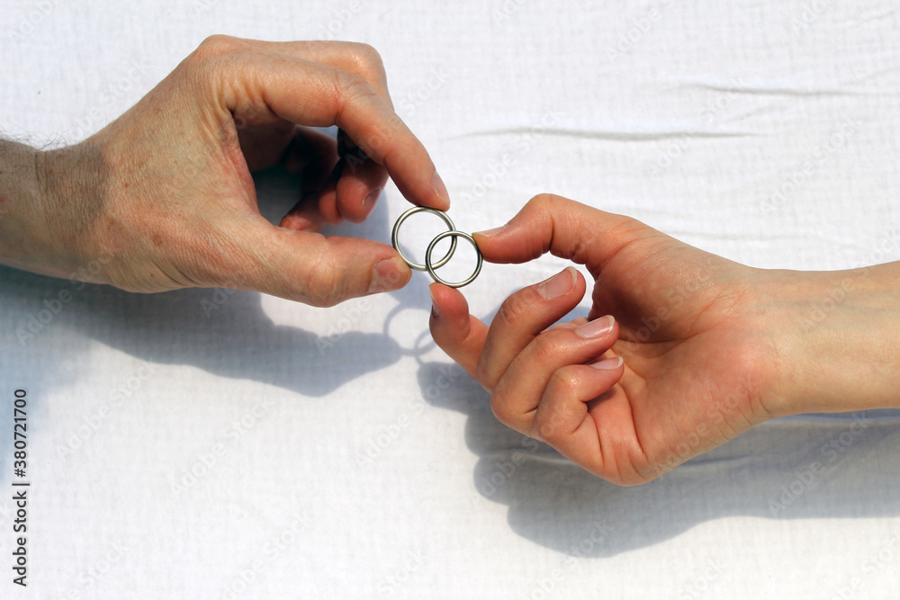 Hände halten symbolisch Eheringe. Hochzeit. Hände halten symbolisch Eheringe. Hochzeit.