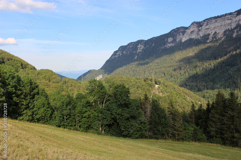 Montagnes dans la région de Neuchâtel (Vallée de l'Areuse) 1