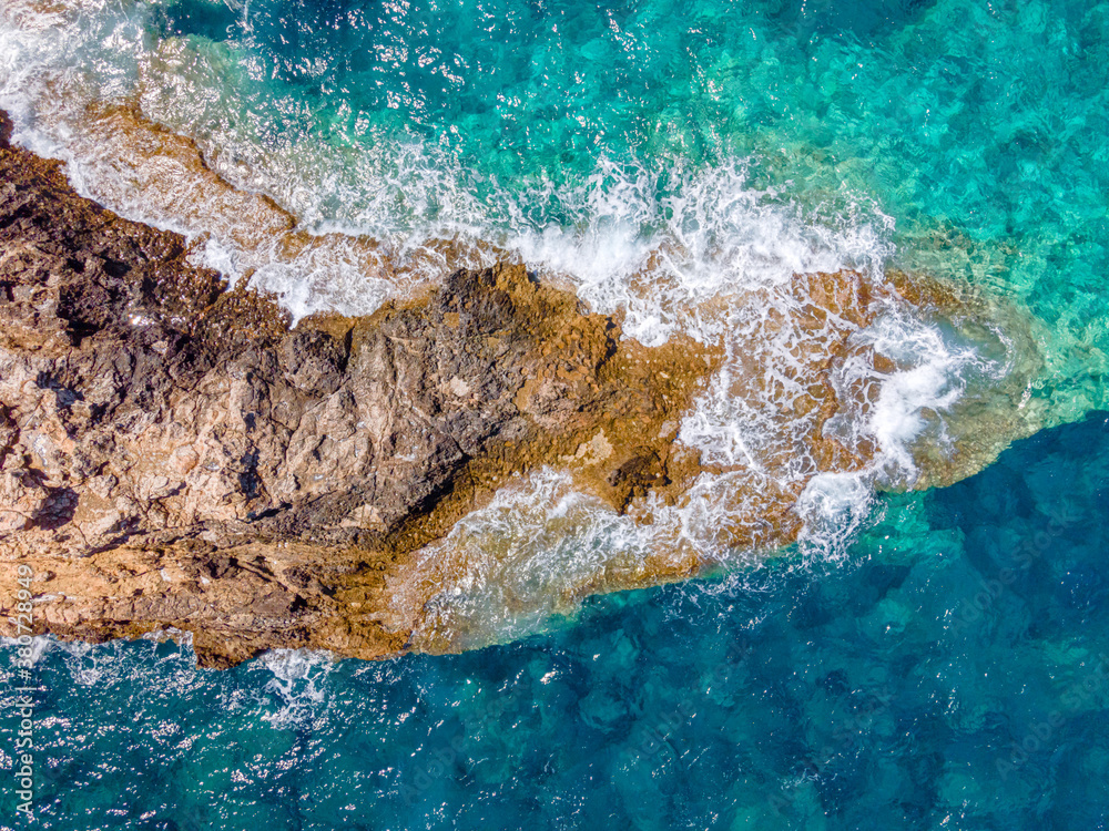 Obraz premium Crete coast view with rocks and pure nature during a sunny summer day