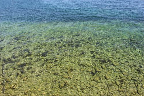 Eau transparente du lac de Neuchâtel