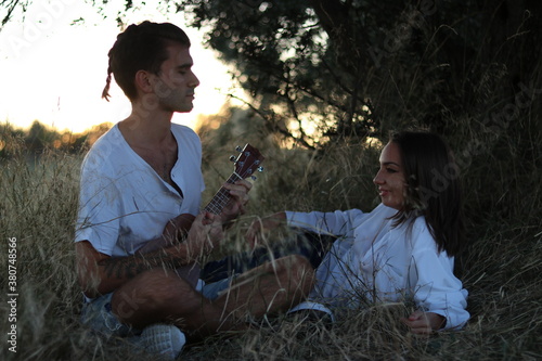 Pareja con ukelele en el campo photo