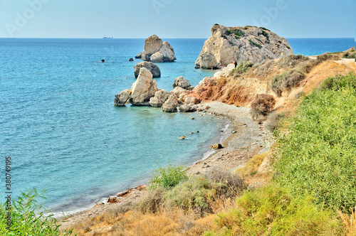 Skała Afrodyty - formacja skalna przy której wyszła na brzeg narodzona z piany morskiej grecka bogini Afrodyta.