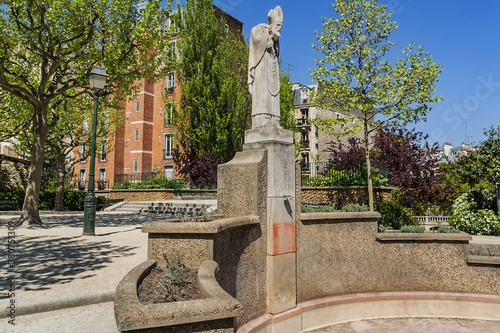 Εκτύπωση καμβά Statue of Saint Denis (first bishop of Paris) holding his own head after beheaded for his Christian faith, Square Suzanne Buisson in Montmartre, Paris France