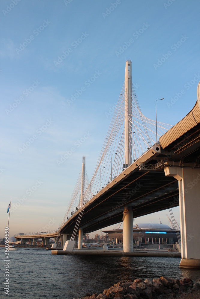 Obraz premium Big white bridge over the river