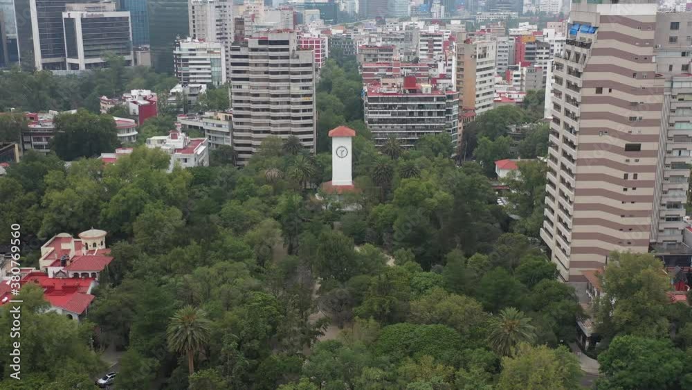 Vista aérea a la Torre del Reloj el simbolo de la Colonia Polanco ubicado en el Parque Lincoln de la alcaldía Miguel Hidalgo