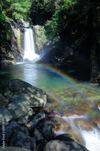 Fototapeta Naklejka Na Ścianę i Meble -  鳴沢の滝と虹