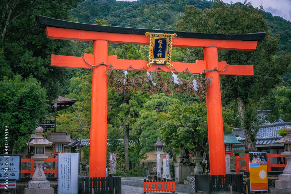京都、嵐山にある松尾大社の二の鳥居と境内風景