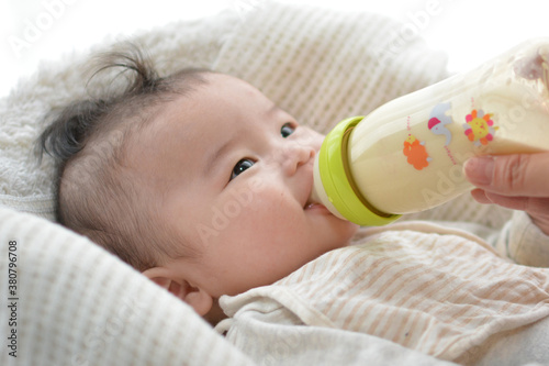 赤ちゃんとミルク