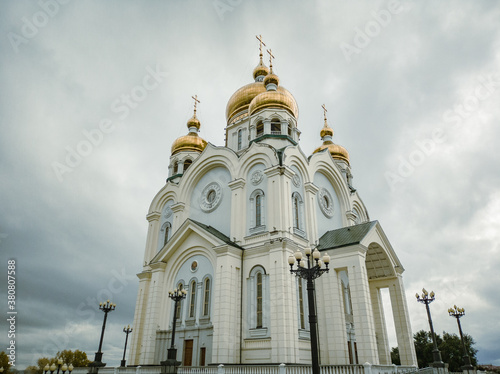 White stone Russian Orthodox church in Khabarovsk © Алексей Орлов