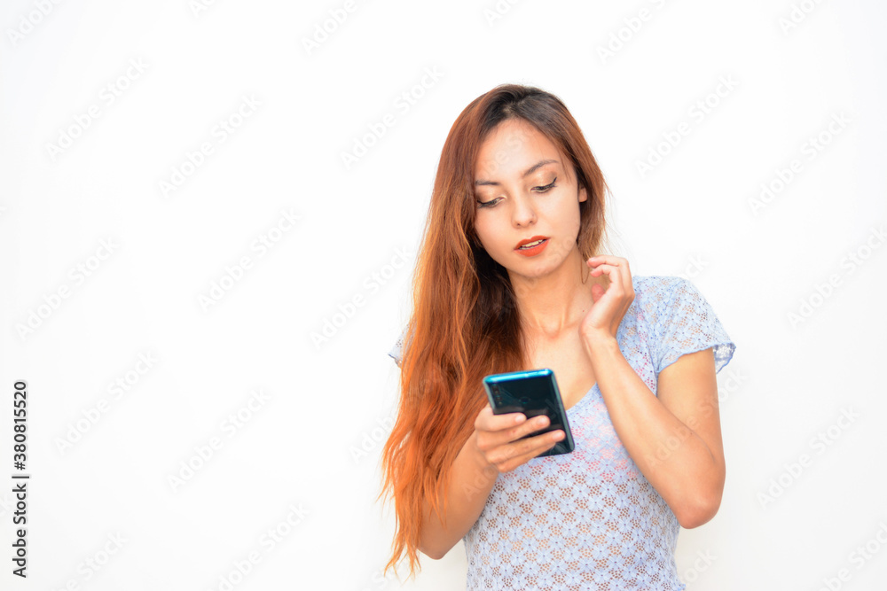 mujer mirando el celular, mujer en video llamada en el celular mujer mirando el celular, mujer en video llamada en el celular