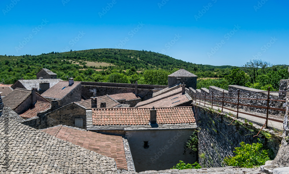 La Couvertoirade joli village médiéval perché en Aveyron.	
