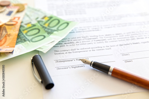 Obraz na płótnie Closeup of contract and money. w salonie