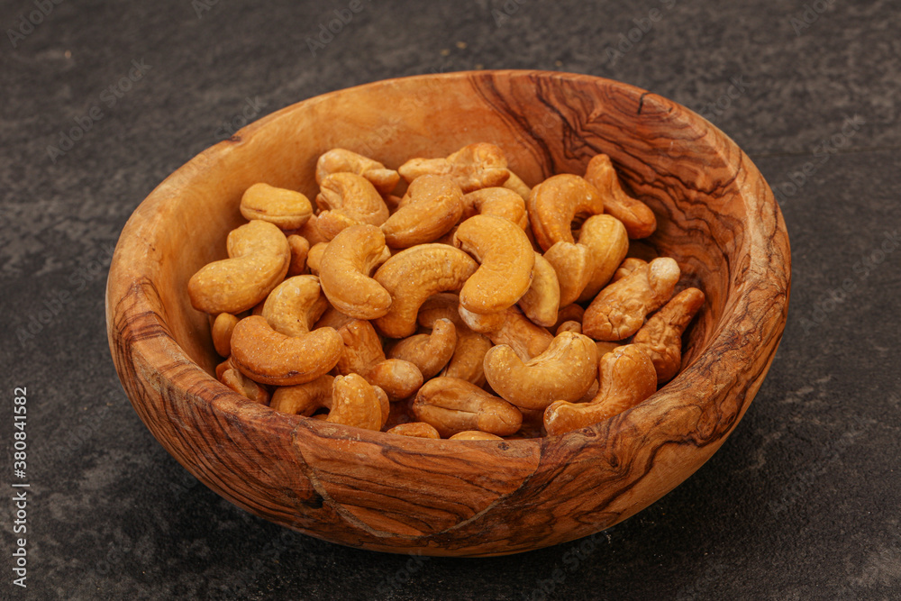 Fototapeta premium Cashew heap in the bowl