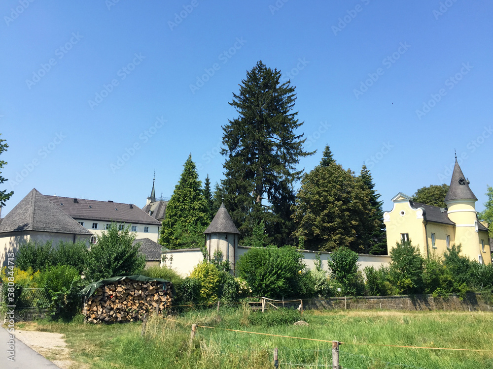 Obraz premium house in the village of Kapuzinerberg in Salzburg, Austria
