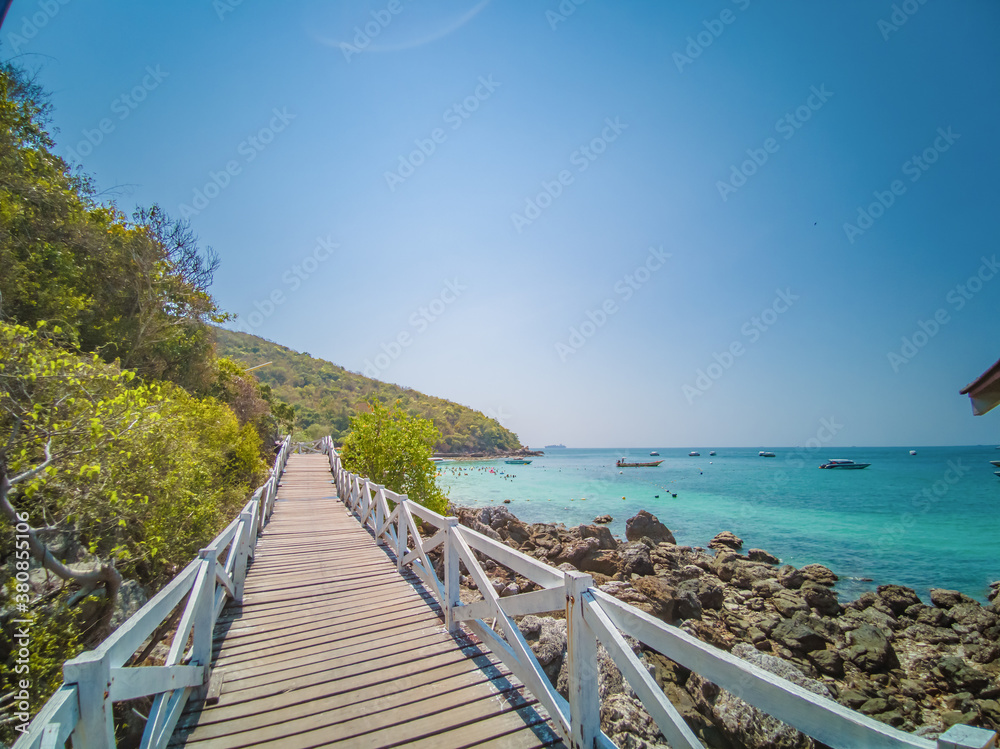Obraz premium Wooden bridge with beautiful seascape on koh lan island Pattaya Thailand.Koh lan island is the Famous island near Pattaya city thailand