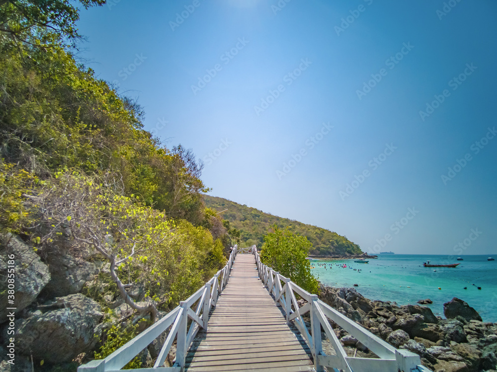 Obraz premium Wooden bridge with beautiful seascape on koh lan island Pattaya Thailand.Koh lan island is the Famous island near Pattaya city thailand