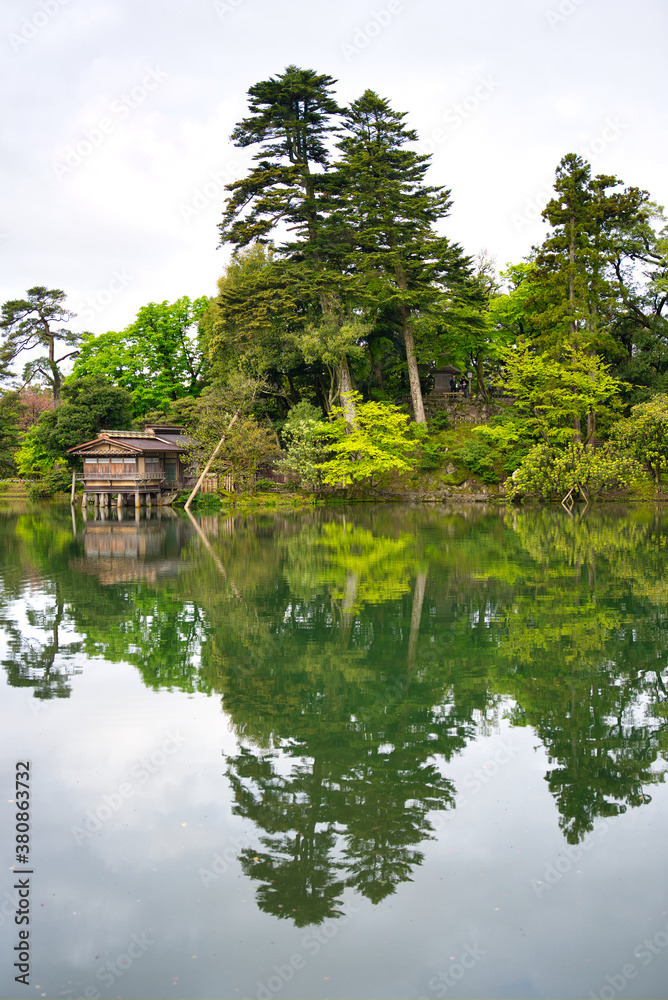 日本庭園と湖
