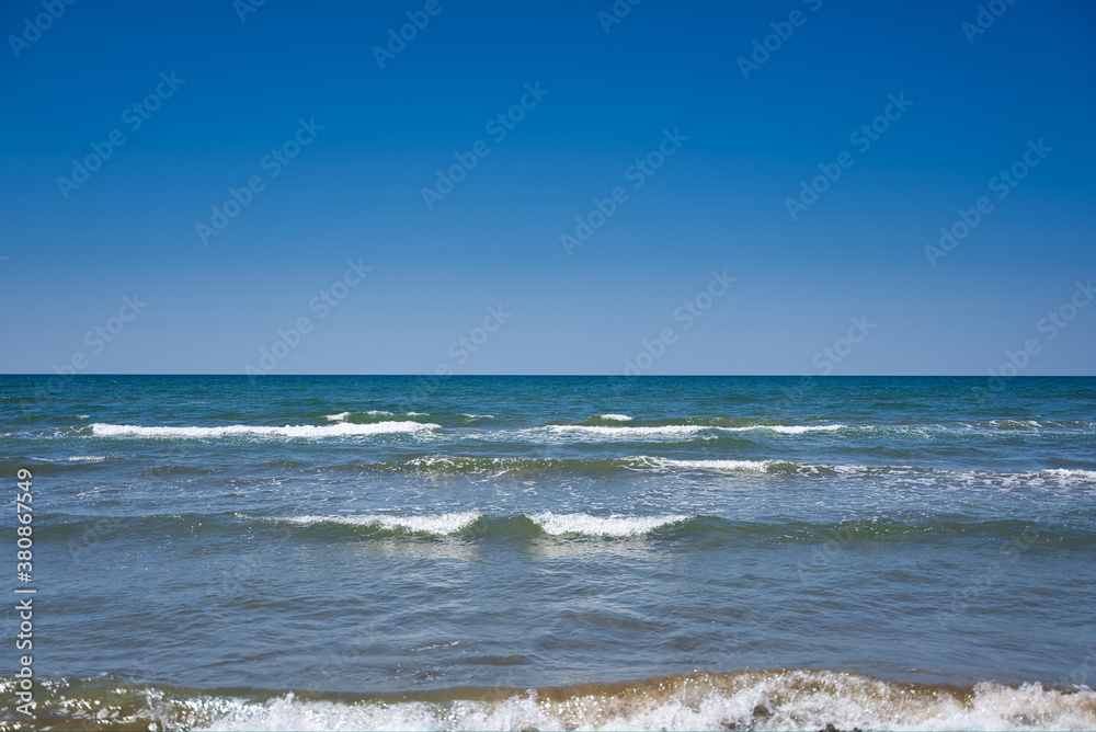 日本海の波