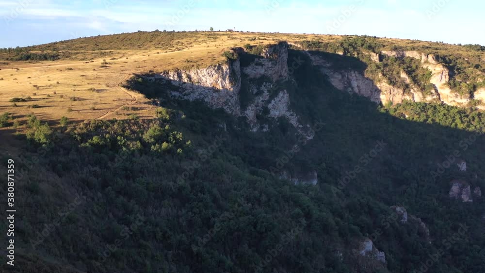 vol de drone au dessus d'une falaise vol de drone au dessus d'une falaise