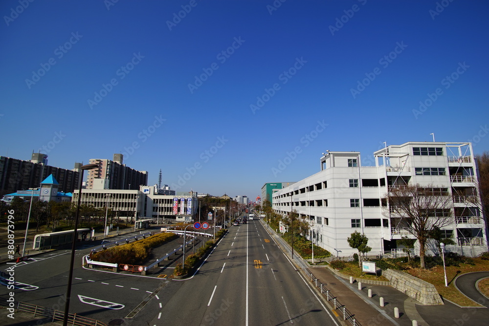 日本の大阪のポートタウンの町並みと幹線道路