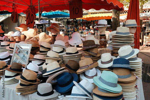 étal de chapeaux sur le marché