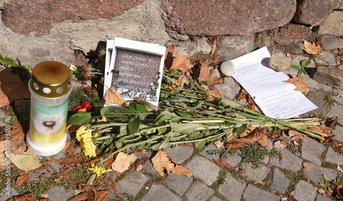 Kerze, Blumen und Zettel an der Mauer vor der Synagoge in Halle (Saale) photo