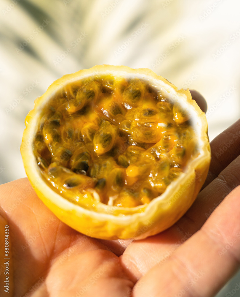 Passion fruit, marakuja żółty tropikalny owoc na jasnym tle, w mocnym  świetle. Stock Photo | Adobe Stock