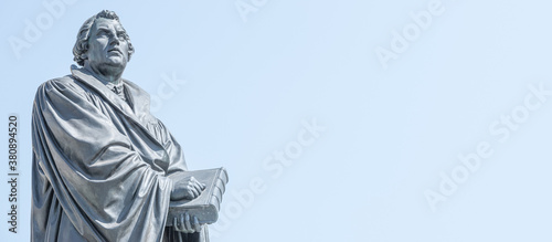 Foto Banner with monument of Martin Luther at  Neumarkt square in downtown of Dresden