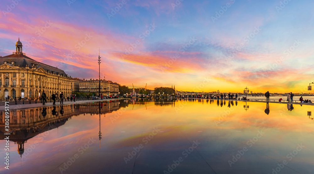 Obraz premium The Bordeaux water mirror, is a shallow body of water, reflecting the Place de la Bourse, as well as the quays of Bordeaux, in Gironde, Nouvelle-Aquitaine, France