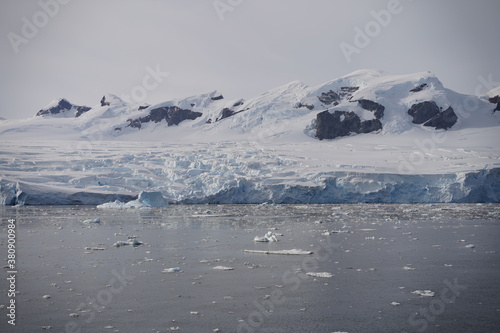 endless expanses in the antarctic © hrathke