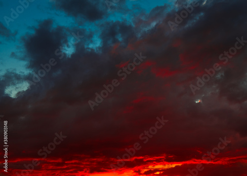 Fotografi Beautiful sunset. Red and black clouds in the sky