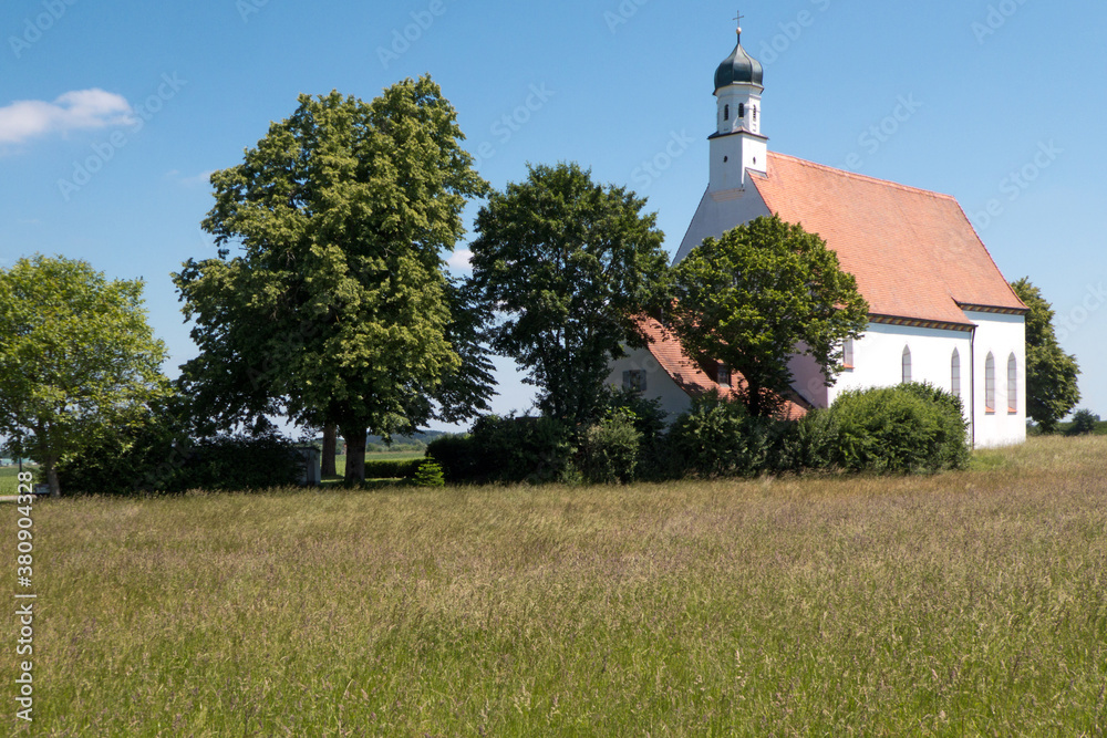 die als Reiterkirche bekannte Kirche Sankt Willibald bei Jesenwang in Oberbayern