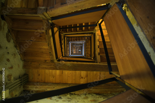 Eine Wendeltreppe aus Holz in einem Turm