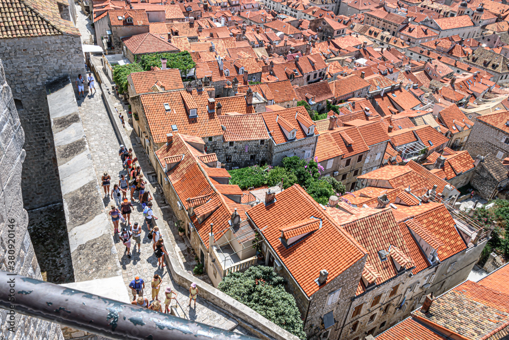 Obraz premium People on the walls of Dubrovnik