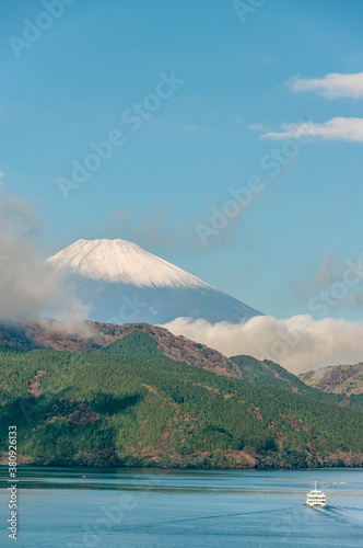 Ausflugsschiff auf dem Lake Ashi (Ashinoko) mit Mt.Fuji im Hintergrund, Hakone, Japan